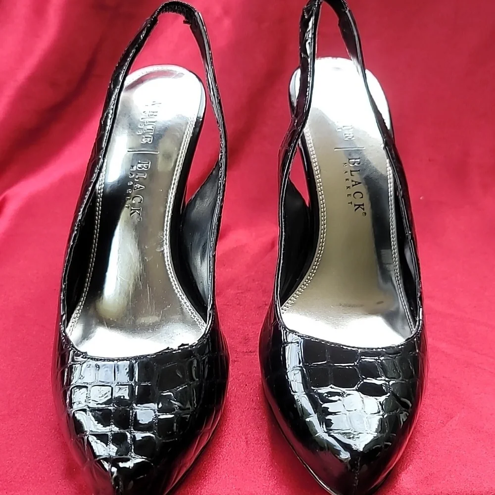 WHBM sz9 Alligator print patent leather slingback pump.